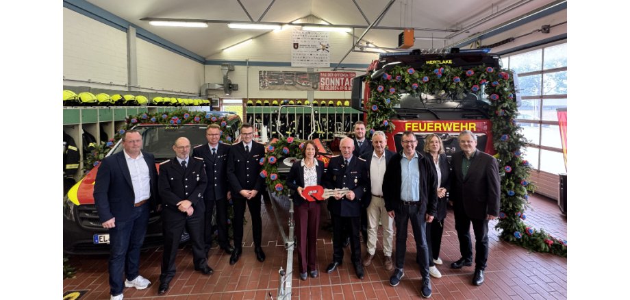 Feuerwehrausschussvorsitzender Dennis Strauch, Gemeindebrandmeister Stefan Ideler, stellv. Ortsbrandmeister Christian Ahlers, Zugführer Michael Düing, Samtgemeindebürgermeisterin Martina Schümers, Ortsbrandmeister Heiner Ideler, stellv. - 2