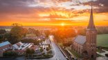 Frontansicht beim Sonnenuntergang Kirche Dohren