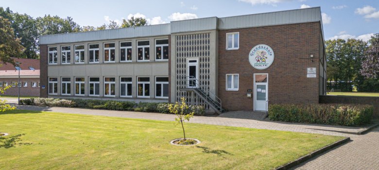 Frontansicht Grundschule Holte mit Spielfläche