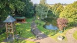 Dorfteich in Vinnen umgeben von Bäumen